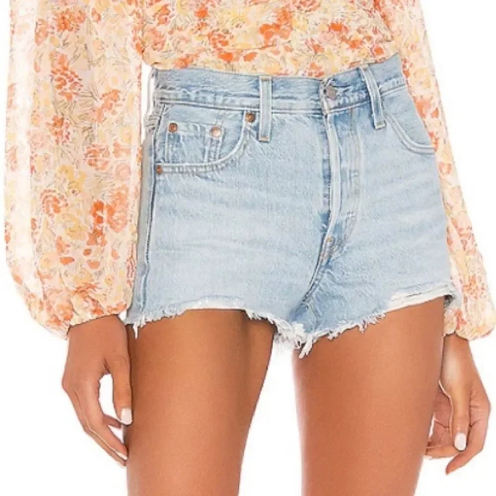 Light wash Levi jean shorts